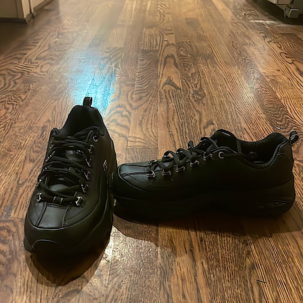 black sketchers,